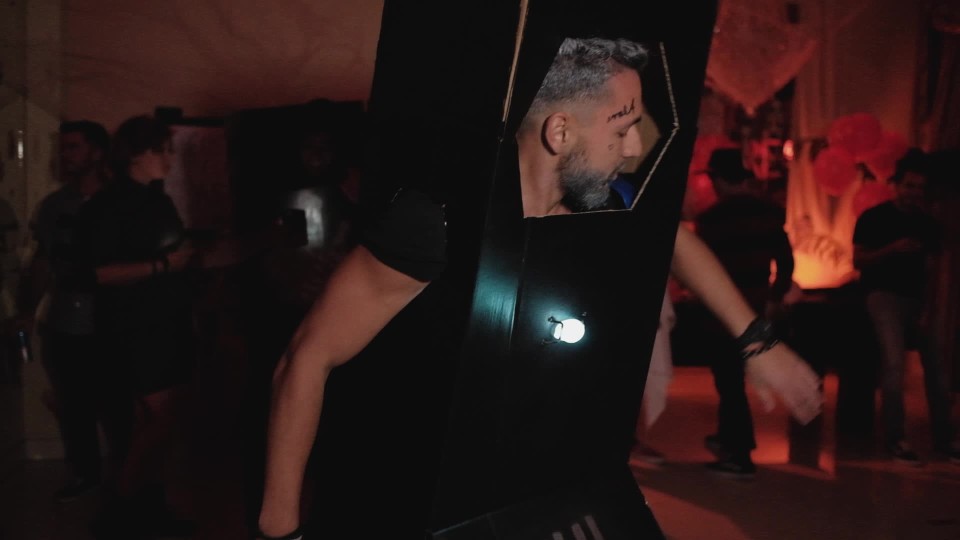 elfbar elfa master akku Best Friend's Hilarious Reaction to Väpë Halloween Costume main image 0